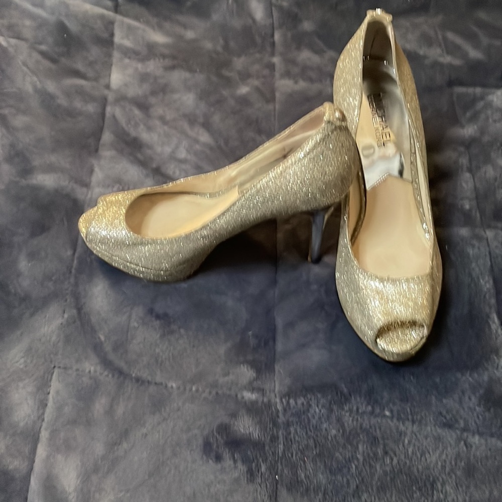 Michael Kors Woman’s Metallic York Glitter Platform peep-toe pump. - Picture 3 of 6